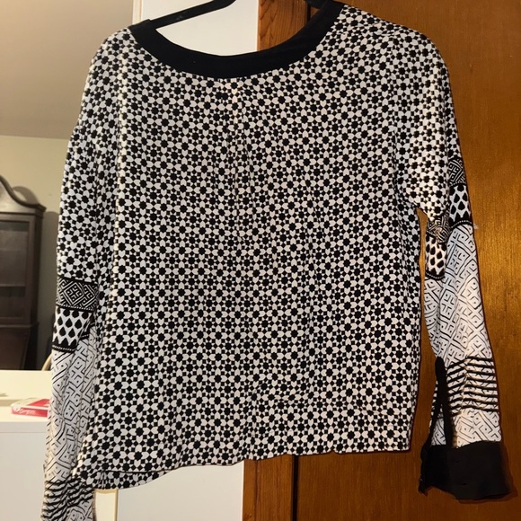 Flowy & Unique H&M Black & White Patterned Long Sleeve Top Womens Size 10 - Picture 4 of 4